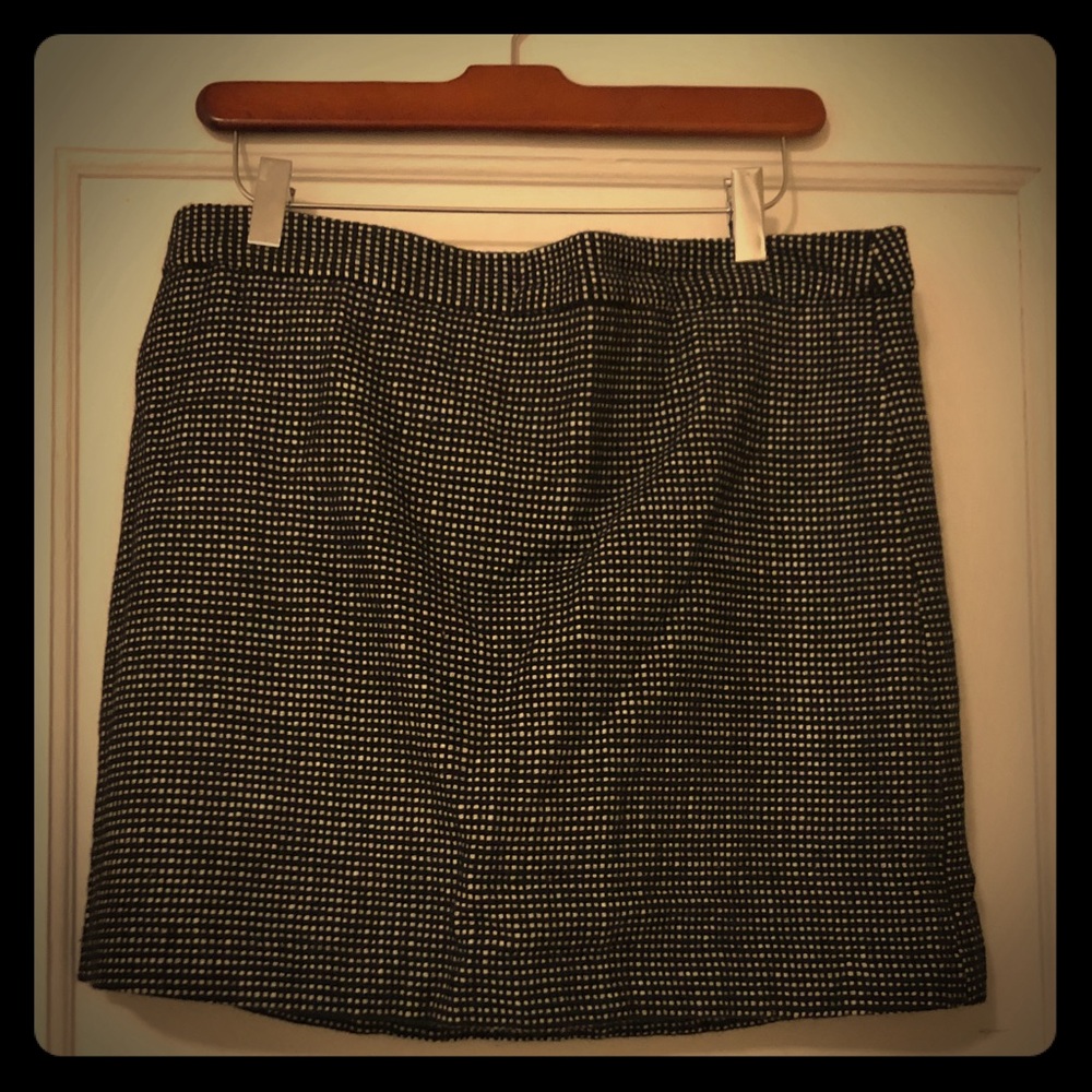 Black and white Gap skirt